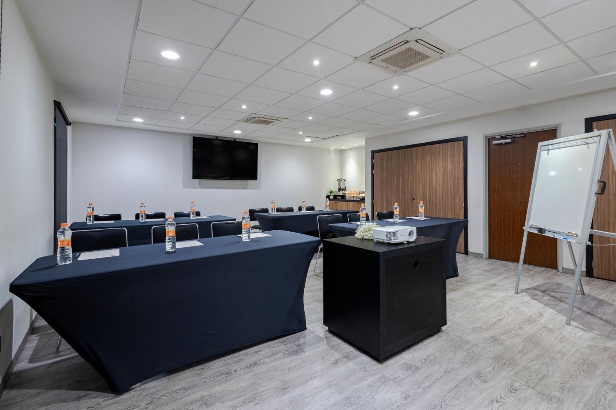 Las Pintas City Express By Marriott Guadalajara Aeropuerto מראה חיצוני תמונה